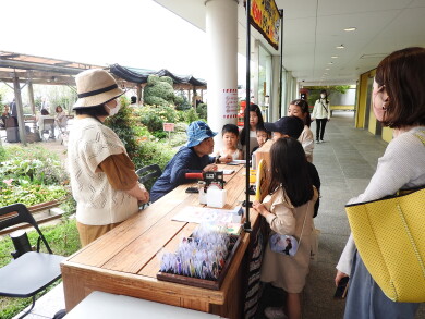 「たったの3分で完成⁉似顔絵缶バッチ」「つばめの杜 春の運動会」