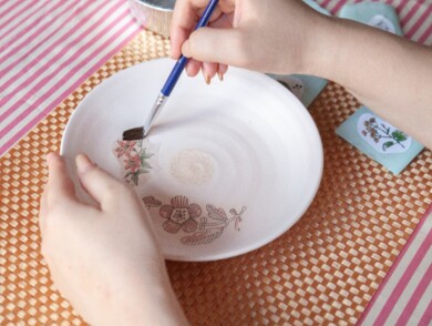 お皿にぺたぺた！～貼り絵付け体験～