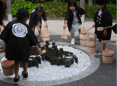 つばめの杜でちびっ子打ち水