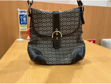 コーチ ミニシグネチャー ショルダーバッグ黒をお買取り致しました！