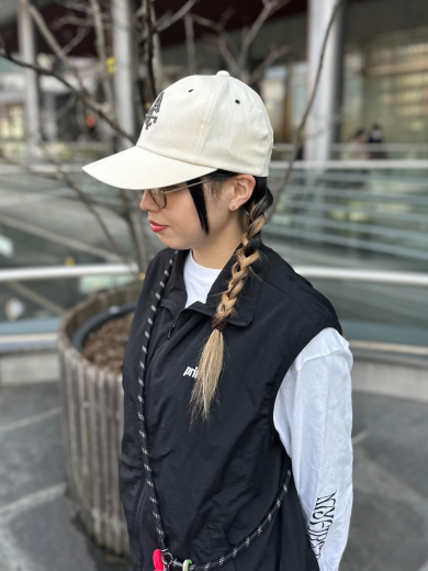 【方位磁石に寄せたCA4LAロゴ付き＄キャップ】