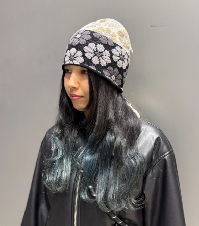 【夏コーディネートのアクセントに🌼花柄シングルニット】