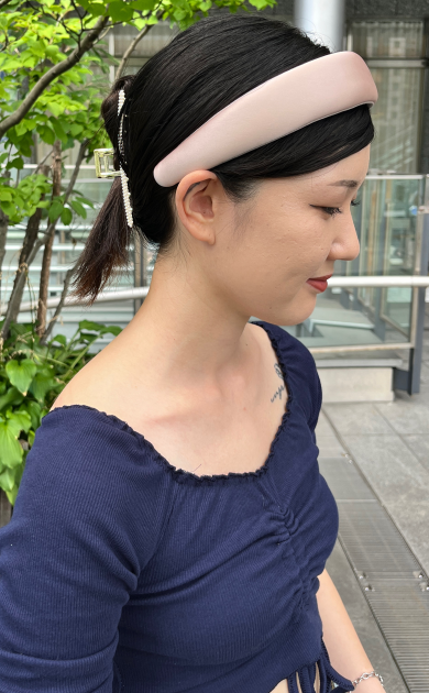 【シンプルながらも上品なパデッドカチューシャ】