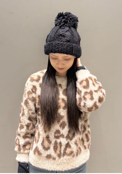 【被り口が深く程よいボリュームのポンポン付きニット帽】