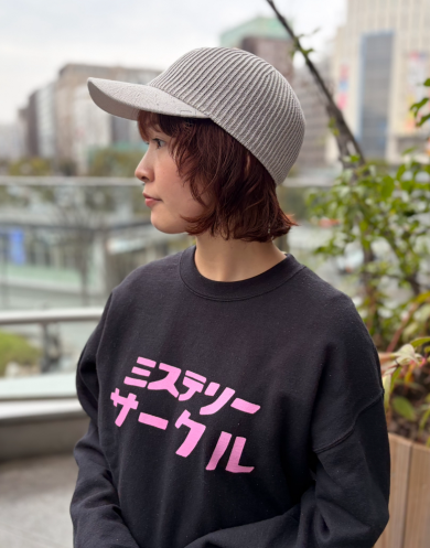 【ツバの縁にはシルバーのパーツがクール💙ニット素材のキャップ】