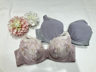 ＊小さく見せるブラ 新色入荷＊