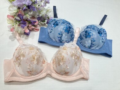 ＊小さく見せるブラ 新色入荷＊
