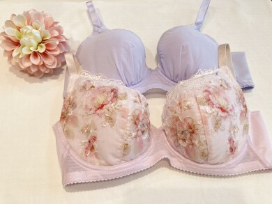＊小さく見せるブラ 新色入荷＊