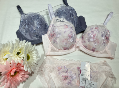 ＊小さく見せるブラ 新色入荷＊