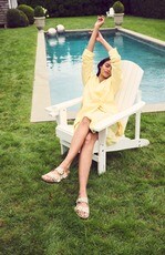 フェミニンにもリラックスにも。BIRKENSTOCKの代表作、ARIZONAをシックに纏って。