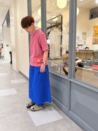 インパクトカラーの気軽に着れるアイテム