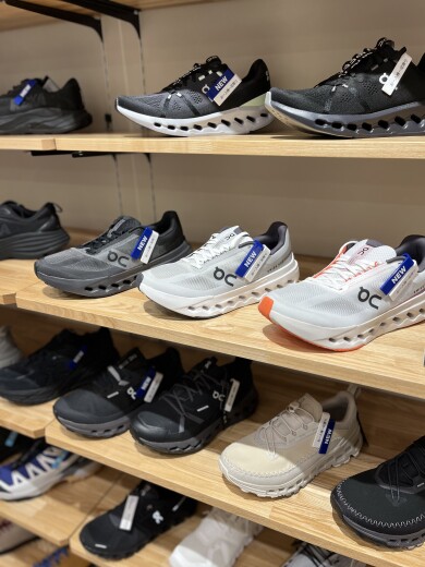 ON シューズ　新規入荷！