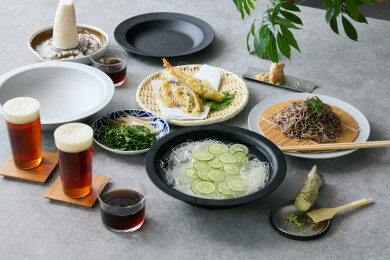 《涼を楽しむ冷たい麺と薬味》
