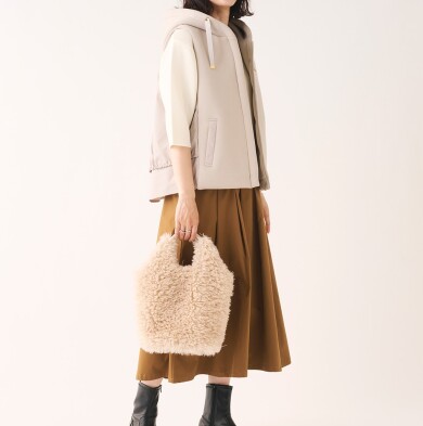 👗小顔効果も！秋の着こなしを格上げするコンビ素材の優秀ベスト👗