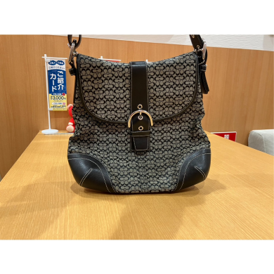 コーチ ミニシグネチャー ショルダーバッグ黒をお買取り致しました！