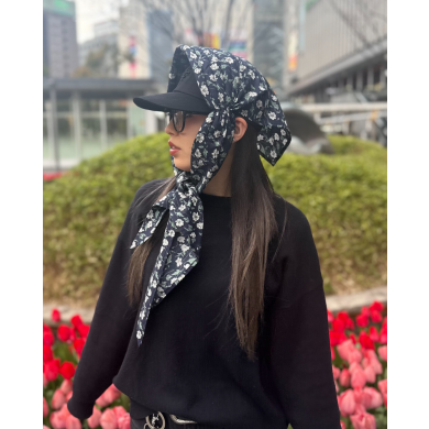 【細やかなお花柄が目を引く🌸🍃アレンジ力抜群のスカーフ】