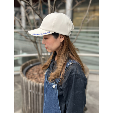 【ブリム先のCA4LAロゴがチャームポイント💡キャップ】