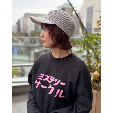 【ツバの縁にはシルバーのパーツがクール💙ニット素材のキャップ】