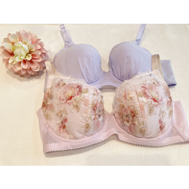 ＊小さく見せるブラ 新色入荷＊