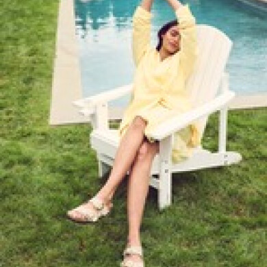 フェミニンにもリラックスにも。BIRKENSTOCKの代表作、ARIZONAをシックに纏って。
