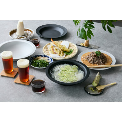 《涼を楽しむ冷たい麺と薬味》