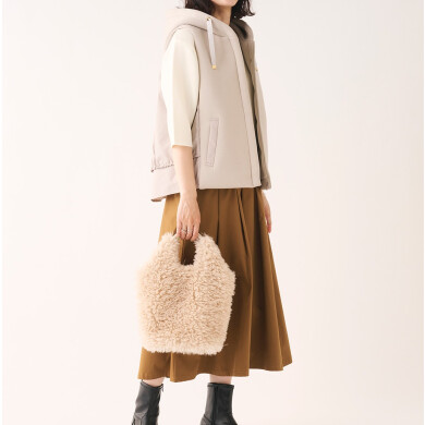 👗小顔効果も！秋の着こなしを格上げするコンビ素材の優秀ベスト👗