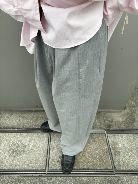 ハリ感素材でカジュアルからきれいめまで活躍するマウンテンパーカー