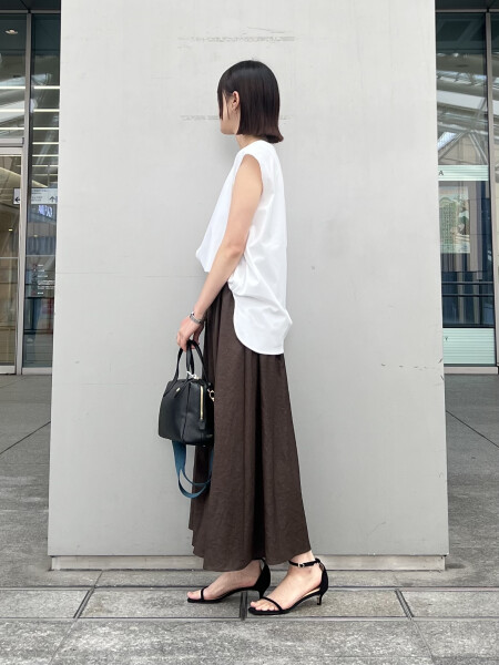 スカート見えする軽やかなシルエットが魅力のワイドパンツ