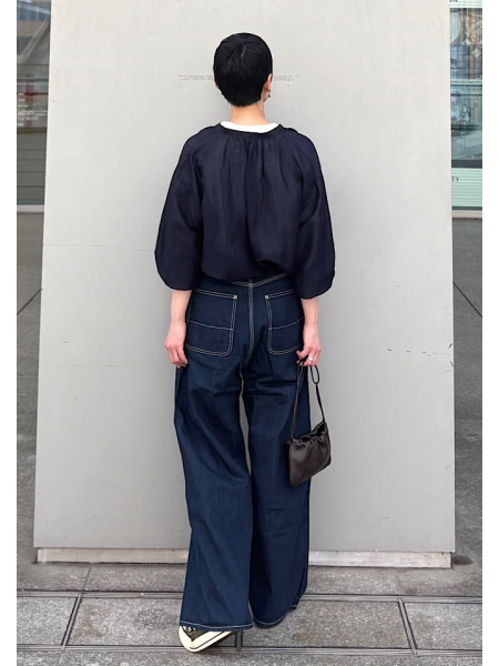 リネンブラウスとペインターデニム