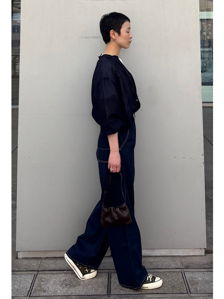 リネンブラウスとペインターデニム