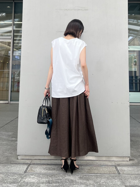 スカート見えする軽やかなシルエットが魅力のワイドパンツ