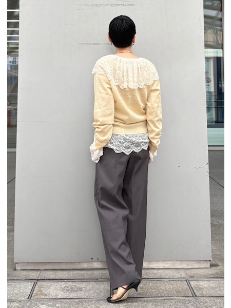 レースブラウスで春コーデ