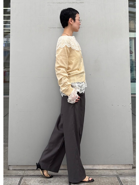 レースブラウスで春コーデ