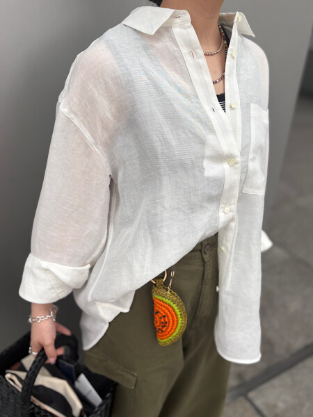 リネンシャツを使った春夏コーデ