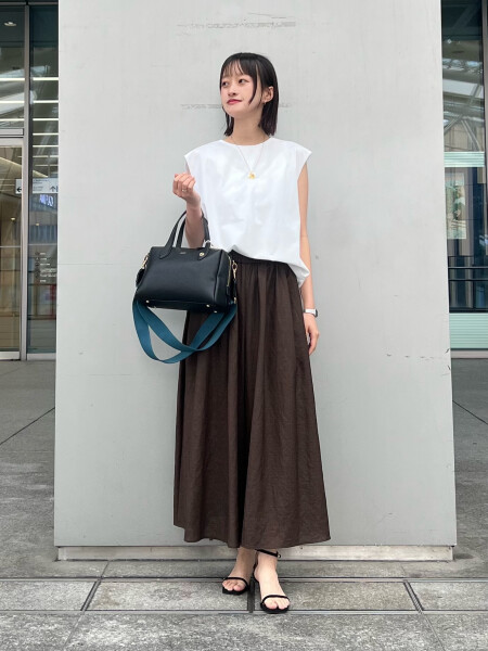 スカート見えする軽やかなシルエットが魅力のワイドパンツ